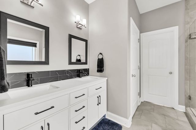 1180 Reda Dr, Clarksville, TN 37042