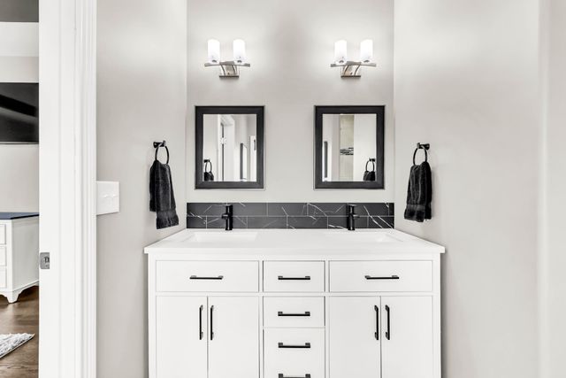 1180 Reda Dr, Clarksville, TN 37042