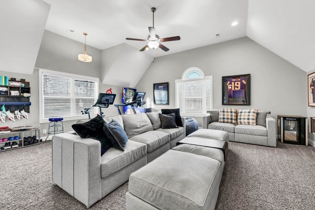 1180 Reda Dr, Clarksville, TN 37042