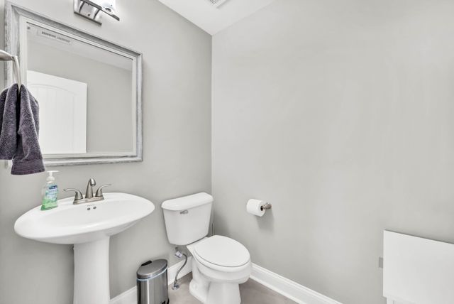 1180 Reda Dr, Clarksville, TN 37042