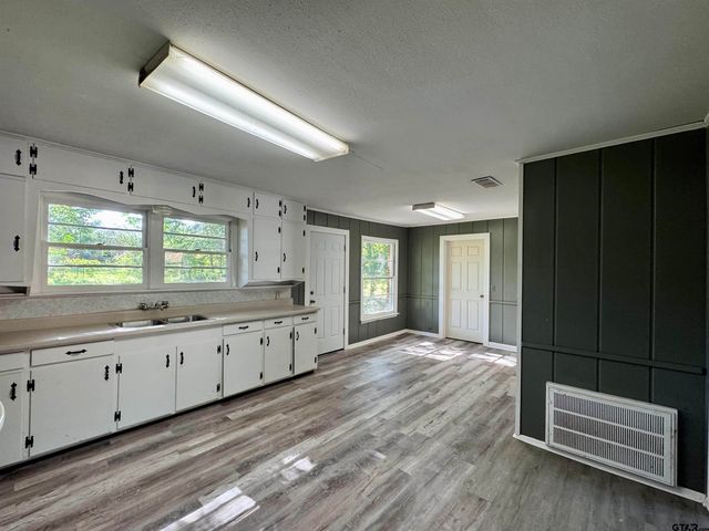 1725 S. Mahon, Tyler, TX 75701