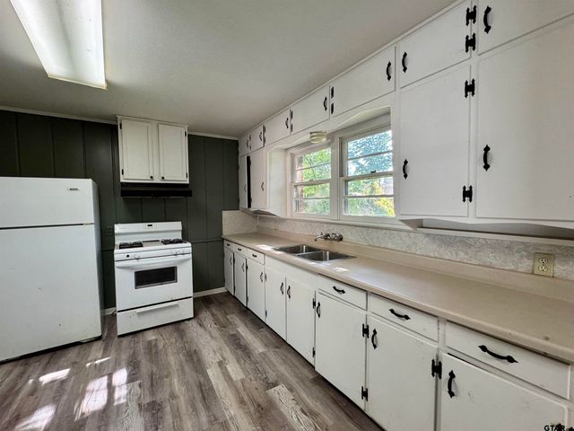1725 S. Mahon, Tyler, TX 75701