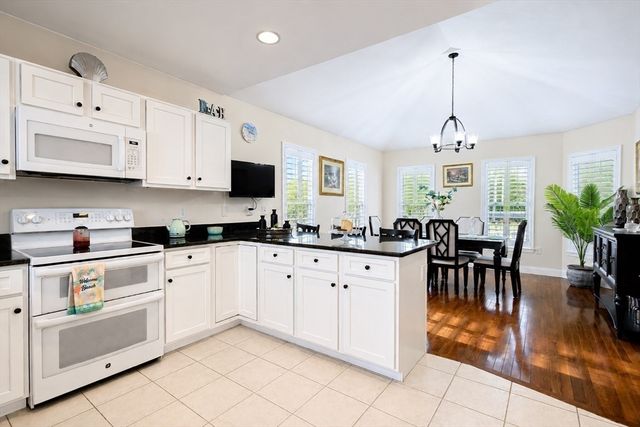 6 Berrywood Ct 6, Bourne, MA 02532