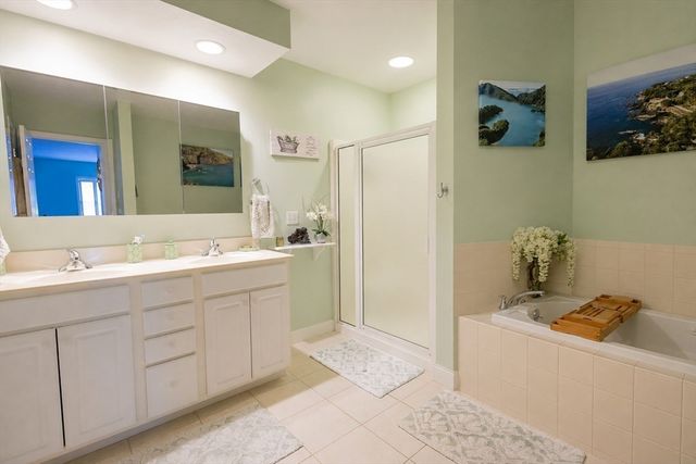 6 Berrywood Ct 6, Bourne, MA 02532
