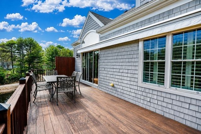 6 Berrywood Ct 6, Bourne, MA 02532