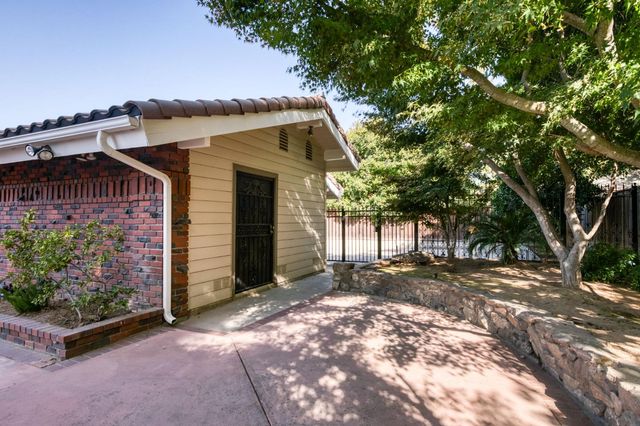 2527 W San Madele Avenue, Fresno, CA 93711
