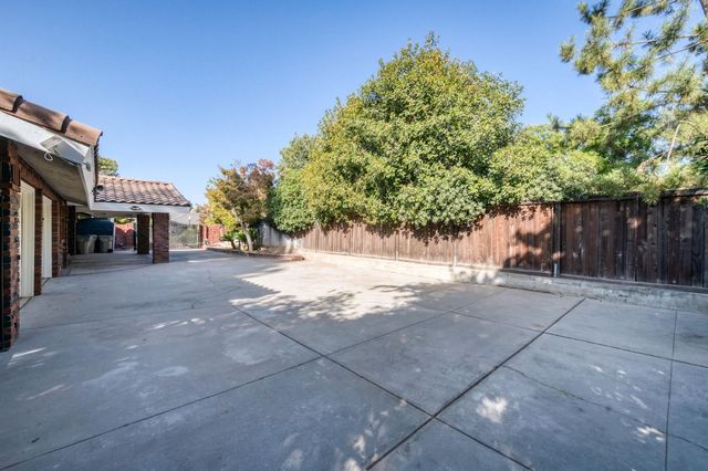 2527 W San Madele Avenue, Fresno, CA 93711