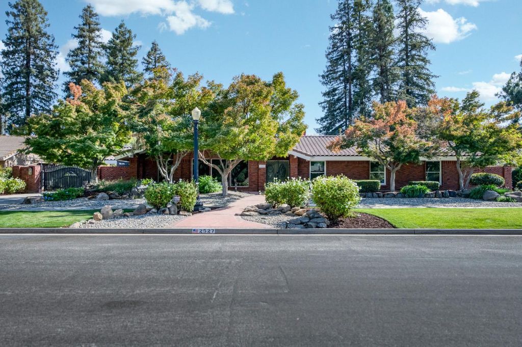 2527 W San Madele Avenue, Fresno, CA 93711