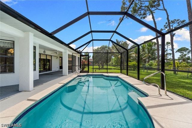 1904 SW 8th CT, Cape Coral, FL 33991
