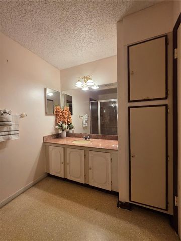 1710 Longhorn Avenue, Bay City, TX 77414