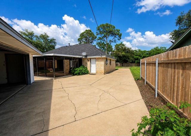1710 Longhorn Avenue, Bay City, TX 77414