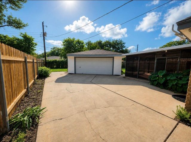 1710 Longhorn Avenue, Bay City, TX 77414