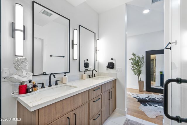 8614 E HIGHLAND Avenue, Scottsdale, AZ 85251
