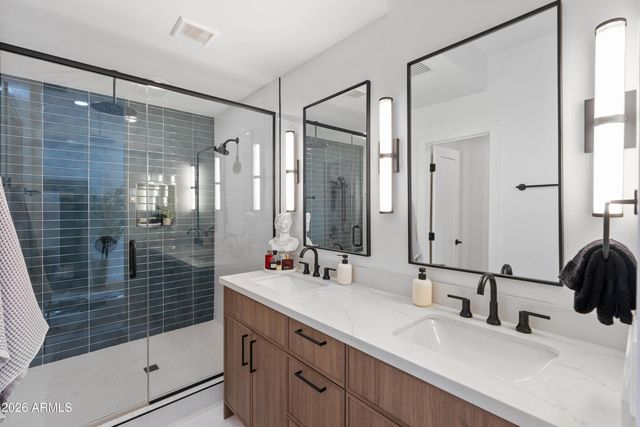 8614 E HIGHLAND Avenue, Scottsdale, AZ 85251