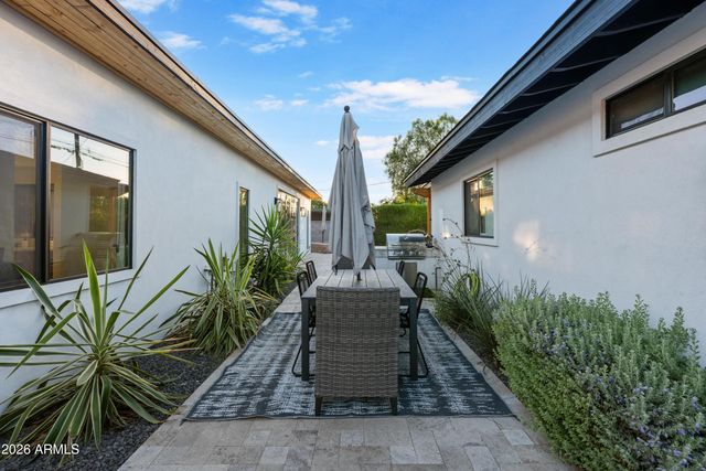 8614 E HIGHLAND Avenue, Scottsdale, AZ 85251