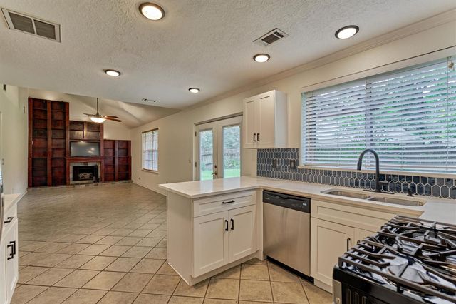 10 Lazy Morning Place, The Woodlands, TX 77381