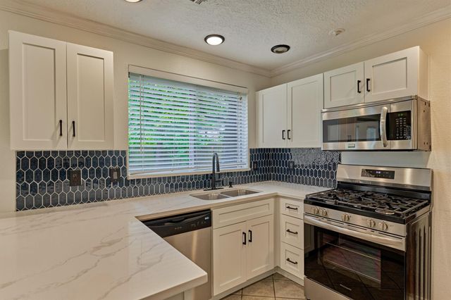 10 Lazy Morning Place, The Woodlands, TX 77381