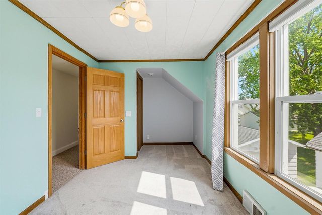 940 W 6TH AVENUE, Oshkosh, WI 54902