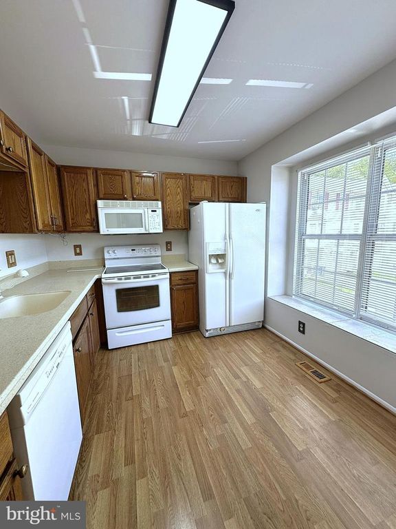 Image 4 of property listing at 9422 SEA BREEZE CT, North Beach, MD 20714