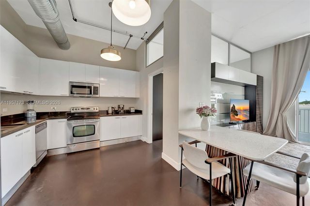 2100 Van Buren St 421, Hollywood, FL 33020