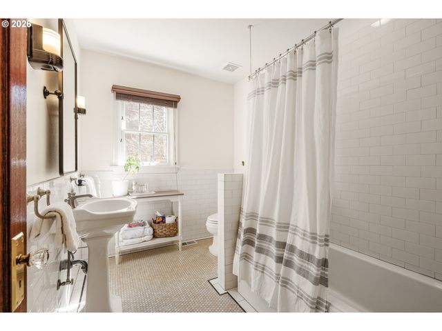 626 Sw COMUS Ct, Portland, OR 97219