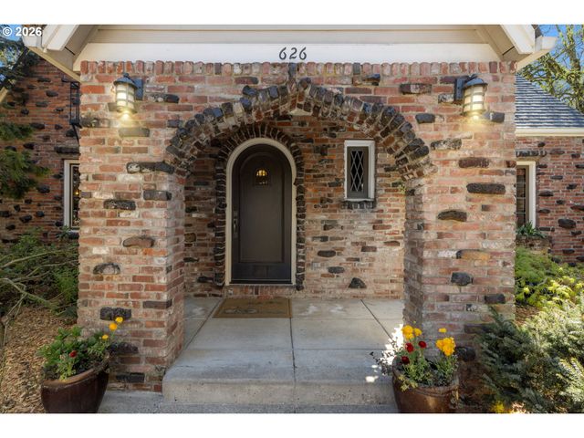 626 Sw COMUS Ct, Portland, OR 97219