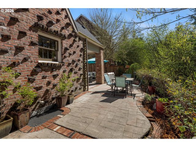 626 Sw COMUS Ct, Portland, OR 97219