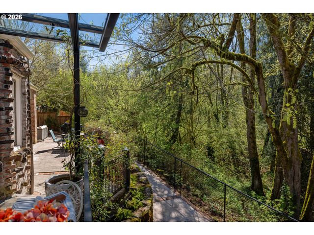 626 Sw COMUS Ct, Portland, OR 97219