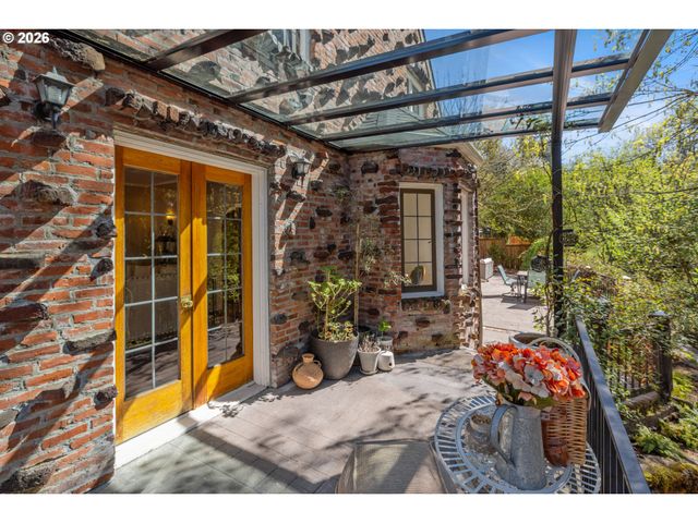 626 Sw COMUS Ct, Portland, OR 97219