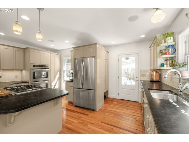 626 Sw COMUS Ct, Portland, OR 97219