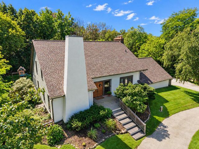 N63W29813 Woodfield COURT, Hartland, WI 53029