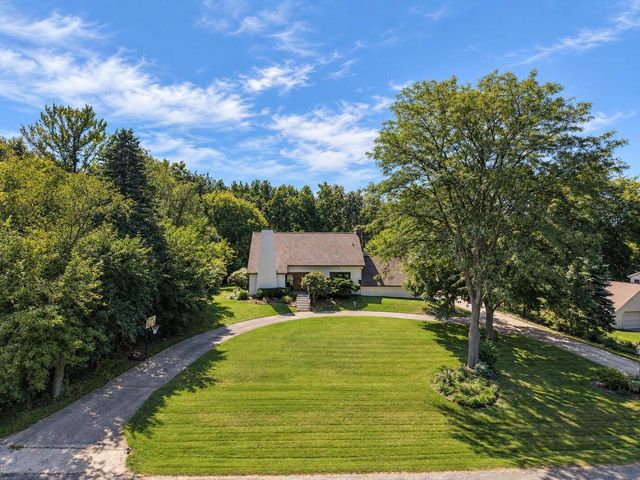 N63W29813 Woodfield COURT, Hartland, WI 53029