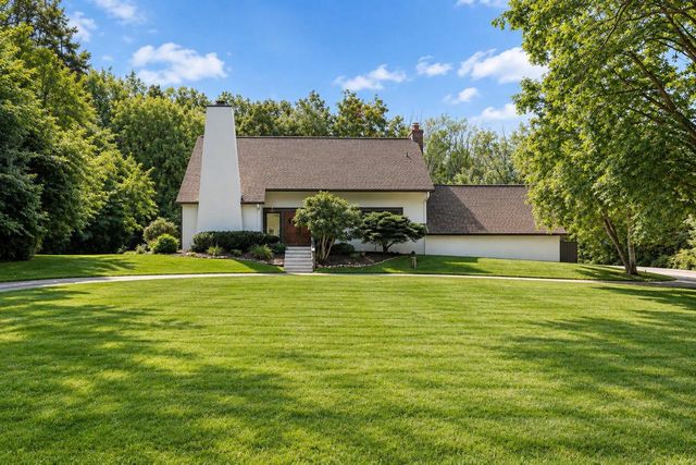 N63W29813 Woodfield COURT, Hartland, WI 53029