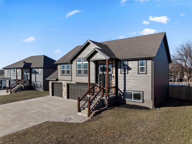 916 N Hickory Drive, Tonganoxie, KS 66086