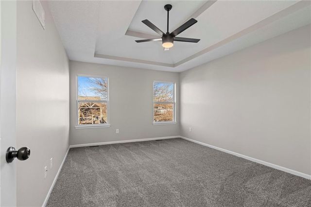 916 N Hickory Drive, Tonganoxie, KS 66086