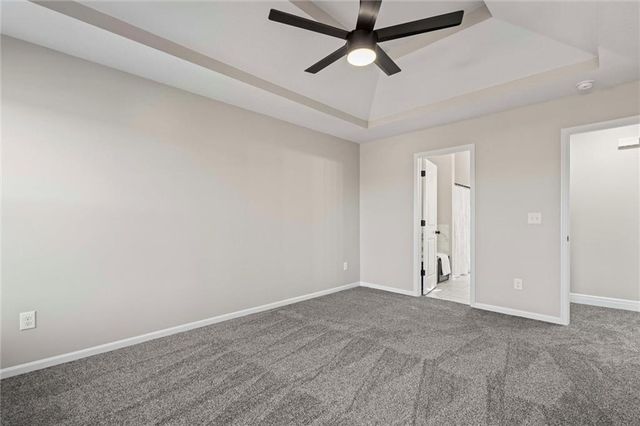 916 N Hickory Drive, Tonganoxie, KS 66086