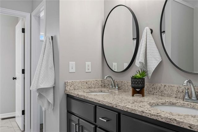 916 N Hickory Drive, Tonganoxie, KS 66086