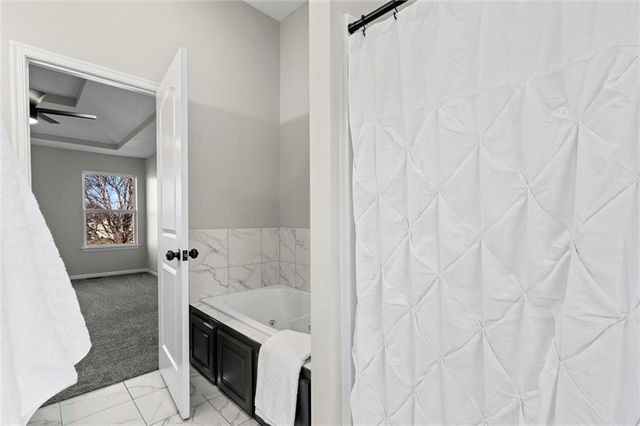 916 N Hickory Drive, Tonganoxie, KS 66086