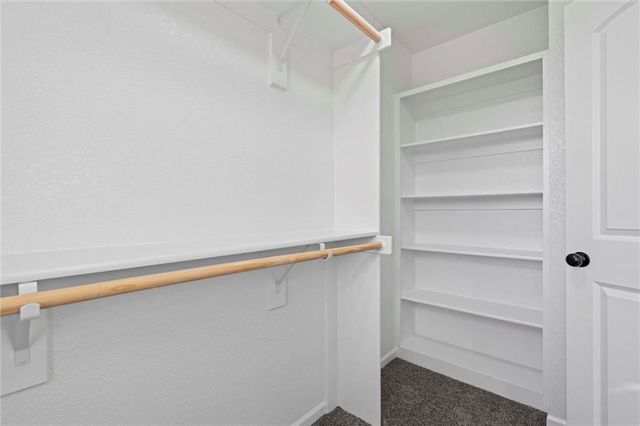 916 N Hickory Drive, Tonganoxie, KS 66086