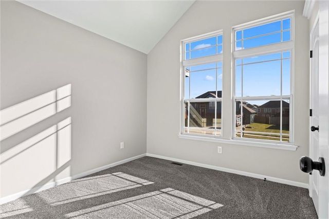 916 N Hickory Drive, Tonganoxie, KS 66086