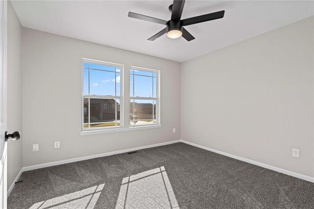 916 N Hickory Drive, Tonganoxie, KS 66086