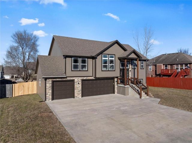 916 N Hickory Drive, Tonganoxie, KS 66086