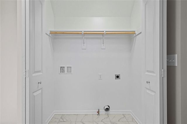 916 N Hickory Drive, Tonganoxie, KS 66086