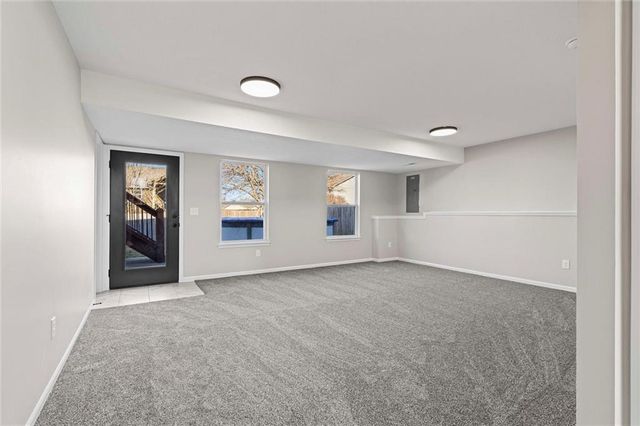 916 N Hickory Drive, Tonganoxie, KS 66086