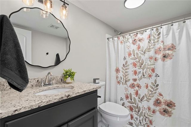 916 N Hickory Drive, Tonganoxie, KS 66086