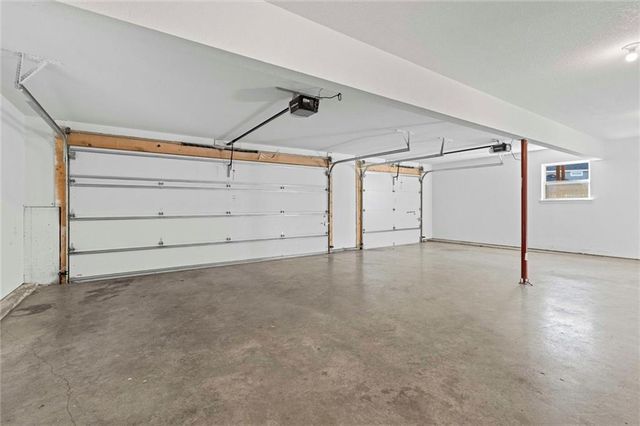 916 N Hickory Drive, Tonganoxie, KS 66086