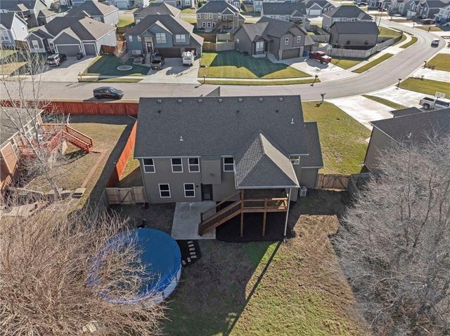 916 N Hickory Drive, Tonganoxie, KS 66086