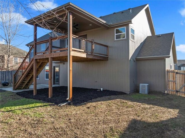 916 N Hickory Drive, Tonganoxie, KS 66086