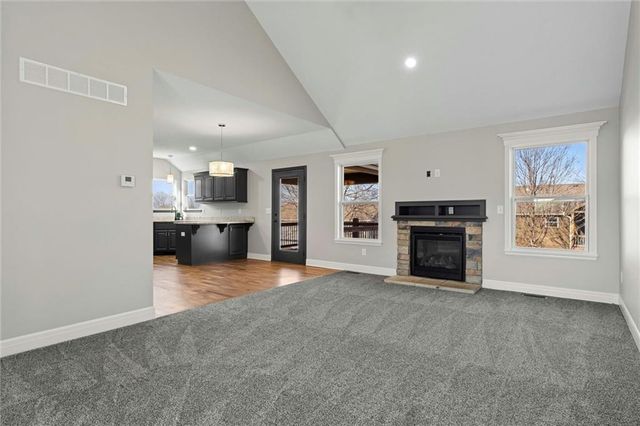 916 N Hickory Drive, Tonganoxie, KS 66086