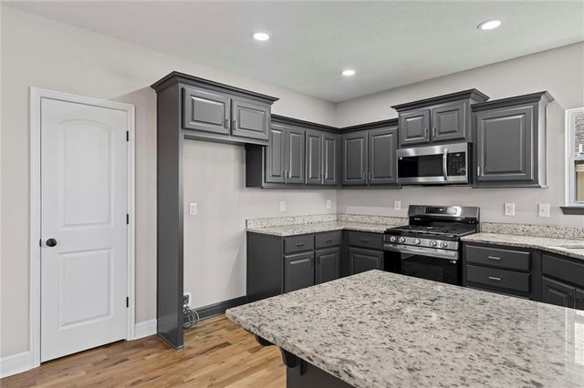 916 N Hickory Drive, Tonganoxie, KS 66086